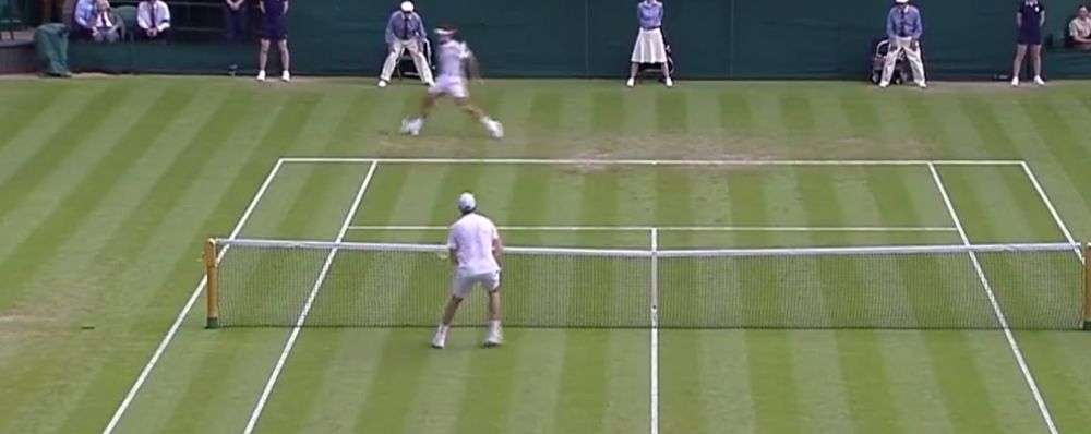 <span style="color:#f00;">LOVITURA TURNEULUI pentru Roger Federer la Wimbledon!</span> Executia senzationala cu care a ridicat tribunele in picioare. VIDEO