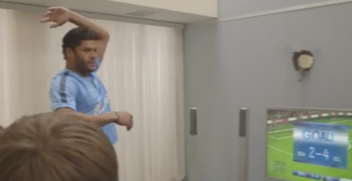 Cum a reactionat uriasul Hulk atunci cand a luat gol la un meci pe playstation. <span style="color:#f00;">S-a enervat si a rupt un perete :) VIDEO</span>