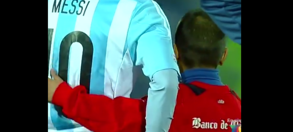Messi era in lacrimi dupa finala pieduta la penalty-uri, cand un copil chilian a venit la el.<span style="color:#f00;"> Ce s-a intamplat apoi - VIDEO</span>