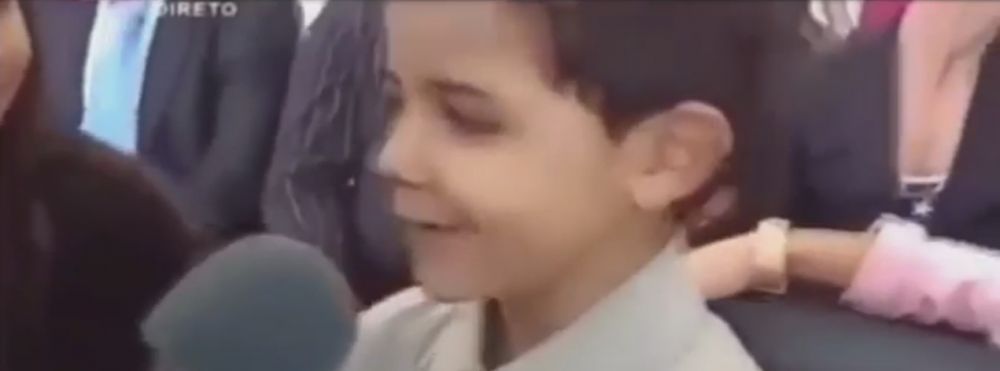 <span style="color:#f00;">"Cine este tatal tau?" </span>Raspunsul GENIAL al pustiului lui Cristiano Ronaldo! Toti au ramas masca. VIDEO