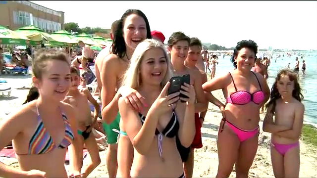 Imagini senzationale pe plaja din Mamaia! Toata lumea a scos telefoanele sa filmeze! Cu ce s-au trezit aceste tinere in fata