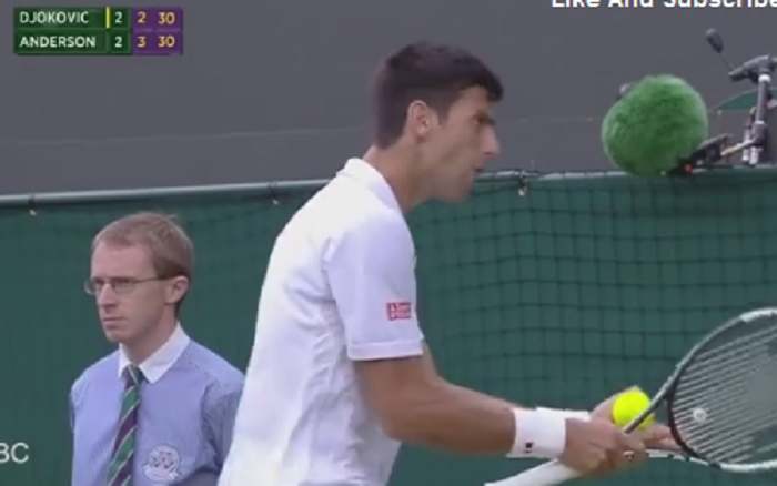 <span style="color:#f00;">VIDEO Momentul in care Djokovici si-a iesit din minti: </span>a urlat de nervi la o fetita si risca sa fie amendat! Cu cine va juca in sferturi