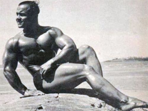 Tinerete fara batranete! <span style="color:#f00;">Cum a ajuns sa arate castigatorul concursului Mister Universe din 1952! </span>Are 102 ani si o sa te socheze