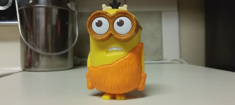 Surpriza imensa avuta dupa ce a cumparat un minion de la McDonald's.<span style="color:#f00;"> Jucaria injura cand o misti! VIDEO INCREDIBIL</span>