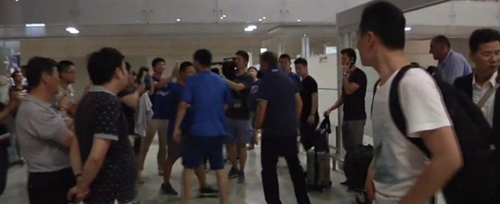 <span style="color:#f00;">Momente SENZATIONALE pentru Super Dan pe aeroport! </span>Cati fani l-au asteptat si ce mesaj le-a transmis