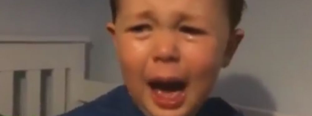 <span style="color:#f00;">Lacrimile care au devenit viral pe internet! </span>Reactia acestui copil dupa ce a aflat ca United renunta la van Persie. VIDEO