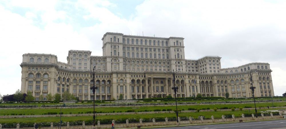 <span style="color:#f00;">"Are toata subtilitatea ridicola a Casei Poporului lui Ceausescu!"</span> Cum e facut praf Sumudica in presa din Scotia