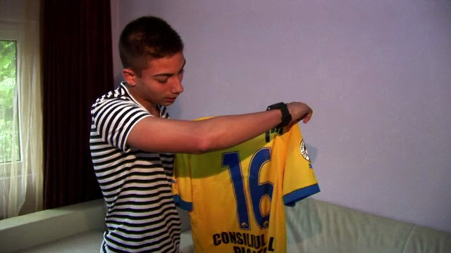 <span style="color:#f00;">Pustiul de 15 ani transferat de Dortmund de la Petrolul a plecat spre Germania!</span> Ce promisiune le-a facut ploiestenilor la plecare. VIDEO