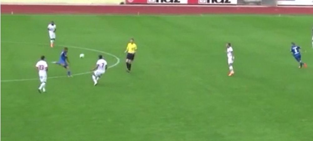 Era ultimul lucru la care cineva se astepta! <span style="color:#f00;">GOL SENZATIONAL de la 40 de metri! </span>Portarul a ramas fara reactie. VIDEO