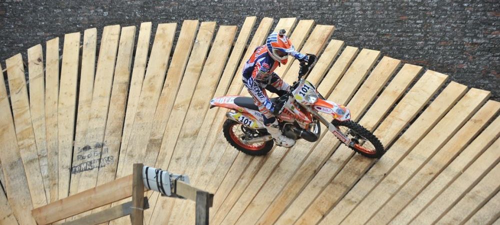 <span style="color:#f00;">Jonny Walker castiga al doilea sau Prolog la Red Bull Romaniacs.</span> Sandra Gomez a realizat o premiera in acest an