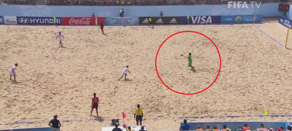 <span style="color:#f00;">Fostul portar al Rapidului a marcat un gol FABULOS! </span>Andrade a inscris din propria jumatate la fotbal pe plaja - VIDEO