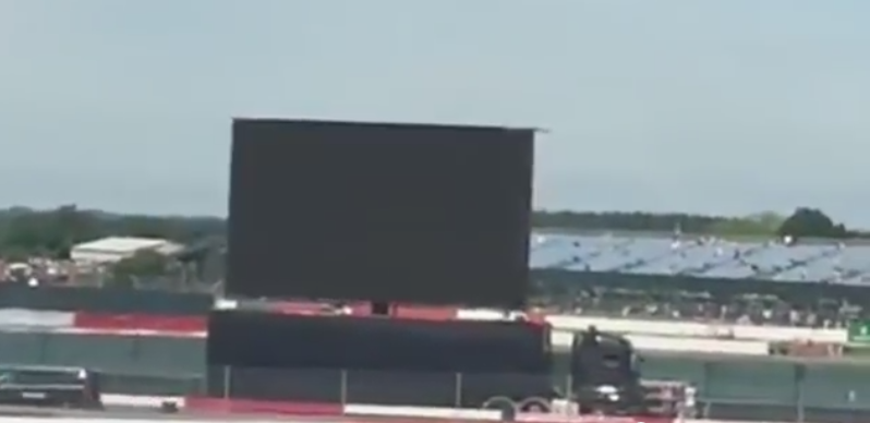 VIDEO Toti spectatorii s-au amuzat teribil! Ce a aparut pe un ecran imens in timpul unei curse de F1