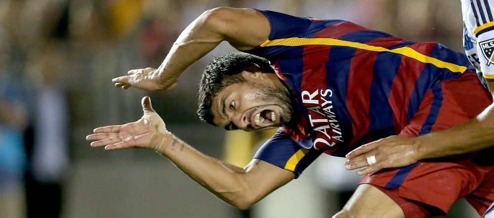 <span style="color:#f00;">Suarez, surprins in IMAGINEA ZILEI, in amicalul cu LA Galaxy. </span>Barca a castigat cu 2-1 si a jucat pentru prima oara in noul echipament