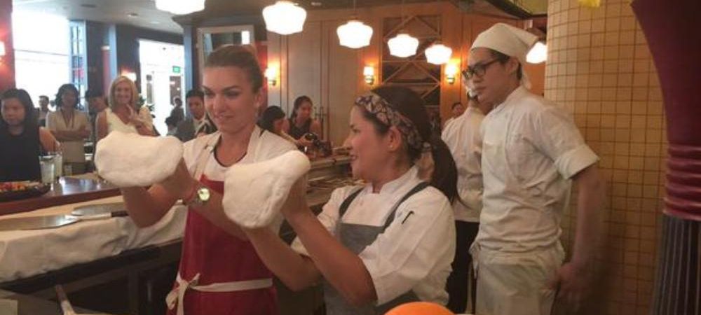 <span style="color:#f00;">"Ma simt atat de bine aici!"</span> Imagini unice cu Simona Halep in Singapore. Ce a fost pusa sa faca in bucatarie :)