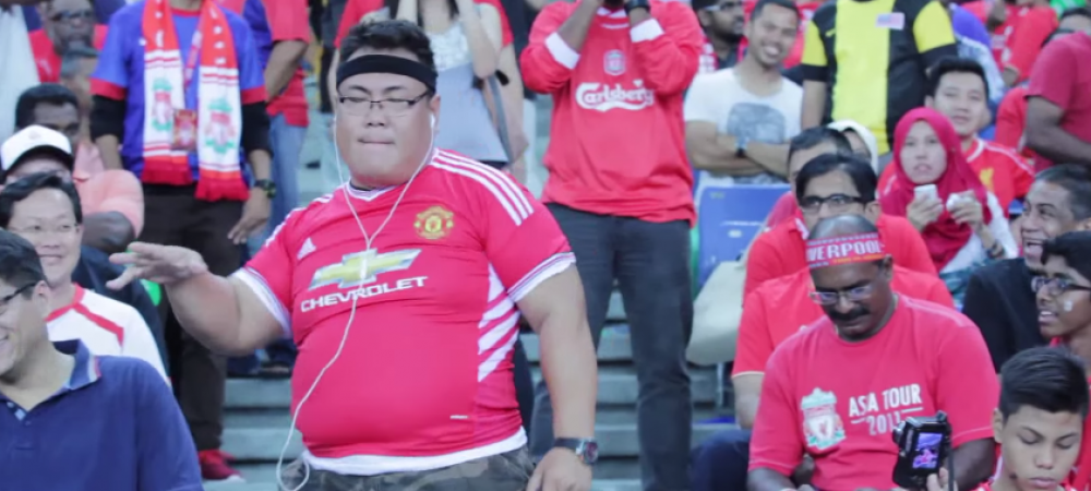 Ce face acest fan al lui Manchester United in mijlocul a 50.000 de fani ai lui Liverpool. <span style="color:#f00;">Clipul a devenit viral instant - VIDEO</span>