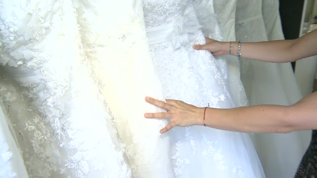 Ce rochie de mireasa si-a ales aceasta tanara din Romania pentru cea mai frumoasa zi din viata ei! Toti au ramas cu gura cascata