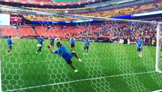 Ter Stegen si Bravo au concurent serios! <span style="color:#f00;">Suarez si-a pus manusile de portar si a facut senzatie la antrenamentele Barcei!</span> Cum a scos un penalty: VIDEO