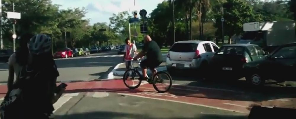 <span style="color:#f00;">Acest URIAS a gasit o masina pe pista in timp ce se plimba cu bicicleta.</span> Ce a facut e senzational