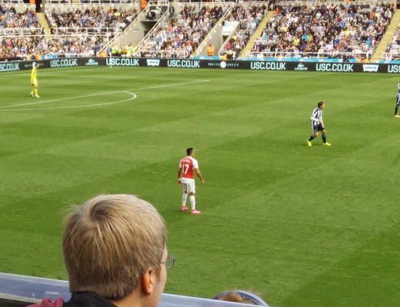 <span style="color:#f00;">Imaginea saptamanii in Premier League!</span> Ce facea un suporter in timpul meciului Newcastle - Arsenal. :) FOTO 