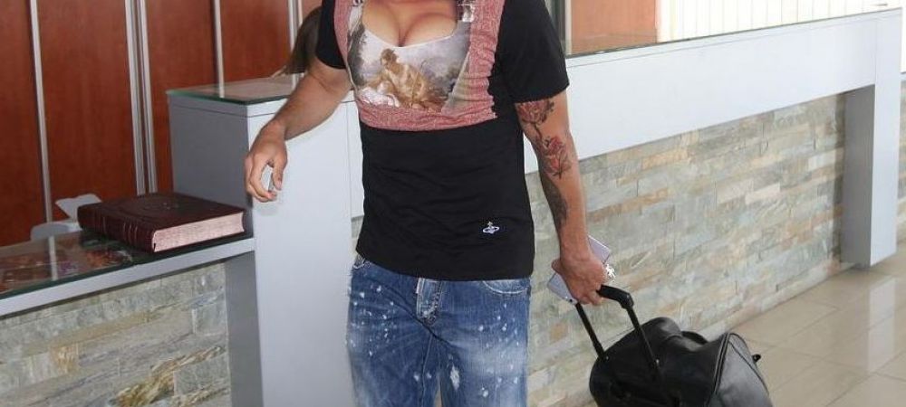 <span style="color:#f00;">Mai ridicol nu se poate!</span> Ce tricou a putut sa aiba un jucator din Premier League pe aeroport! <span style="color:#f00;">FOTO</span>