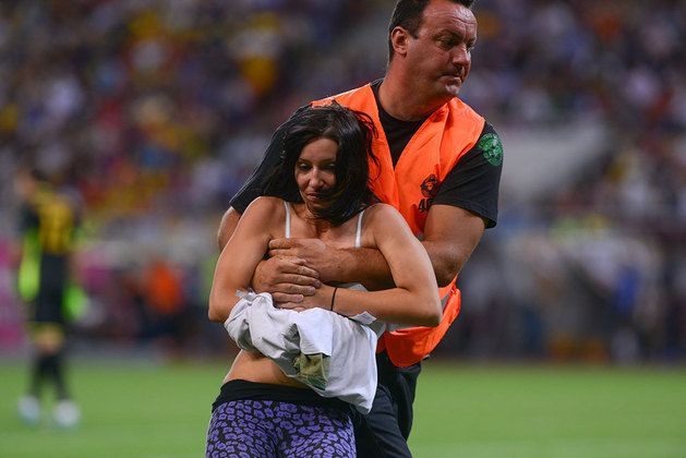FOTO | Faza pe care n-ai vazut-o la TV. <span style="color:#f00;">Cine e de fapt spectatoarea care a vrut sa intre dezbracata pe teren, la Romania - Grecia</span>