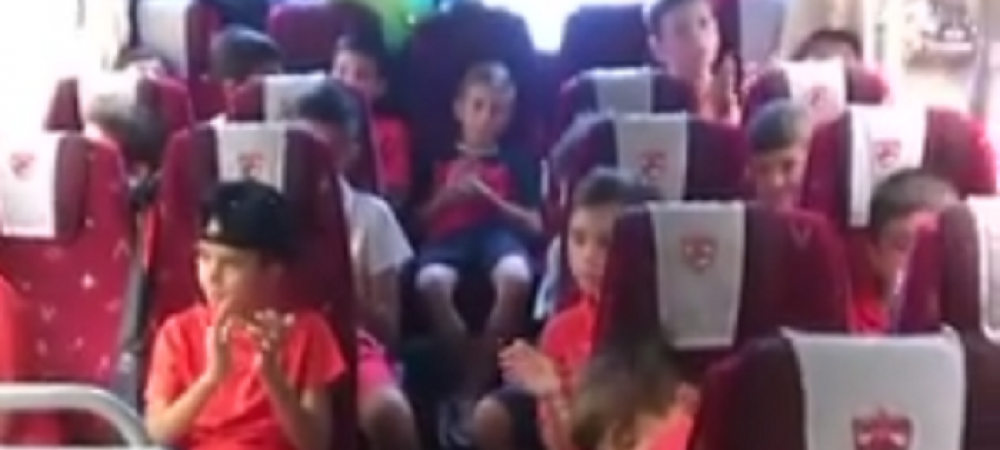 <span style="color:#f00;">Au invatat de la Rosenborg! </span>Nebunie in microbuzul juniorilor de la Dinamo: ce melodie au cantat <span style="color:#f00;">VIDEO</span>