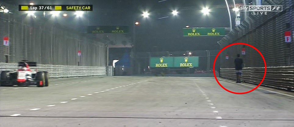 <span style="color:#f00;">Scene incredibile in Marele Premiu din Singapore castigat de Vettel! </span>Un spectator a intrat pe pista printre masinile care mergeau cu 200km/h!