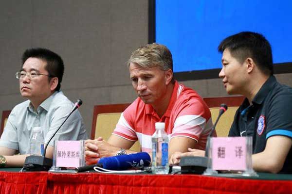 Isi ia nationala golgheter din China? <span style="color:#f00;">SUPER ATACANTUL recomandat de Petrescu pentru calificarea la EURO: </span>"E cel mai bun"