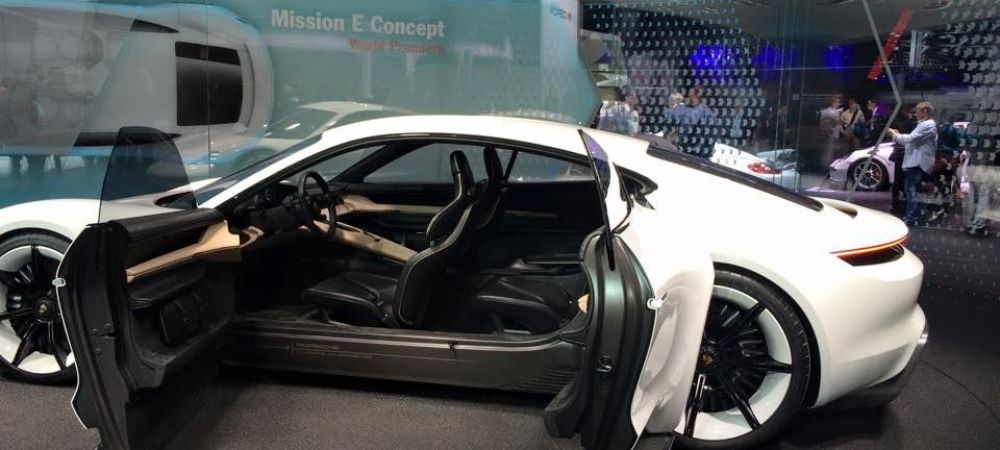 <span style="color:#f00;">"Ai un incarcator de Porsche?" :)</span> Corina Caragea, despre una dintre cele mai tari masini prezentate la Frankfurt