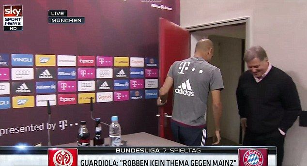 <span style="color:#f00;">"Va multumesc si auf wiedersehen!"</span> Momentul in care Guardiola s-a ridicat si a plecat de la conferinta! VIDEO