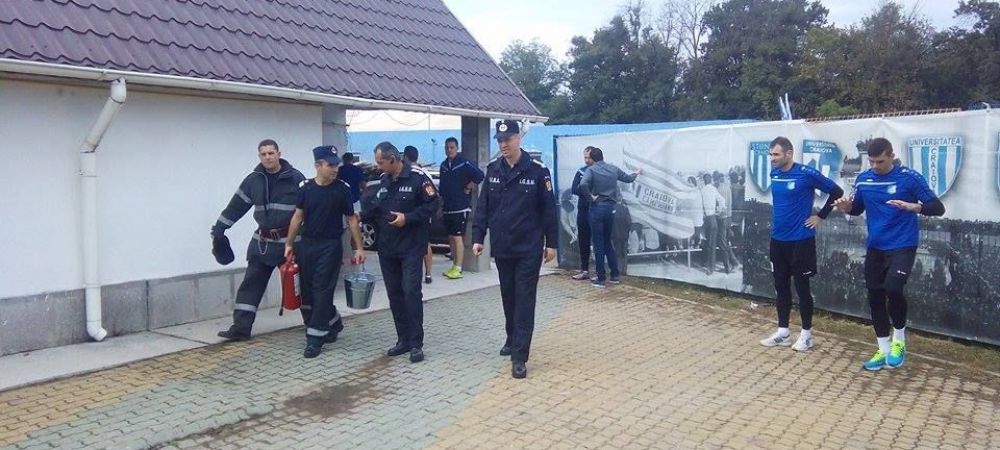Incident bizar cu doar o ora inaintea meciului CSU Craiova - Pandurii. <span style="color:#f00;">Jucatorii oaspeti, evacuati din vestiar. Ce s-a intamplat: FOTO</span>