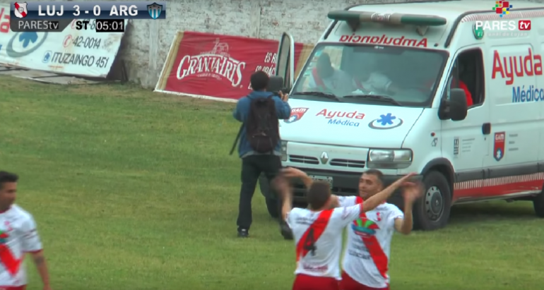 <span style="color:#f00;">Ai vazut ceva mai GENIAL? :)</span> A dat gol si s-a urcat direct in ambulanta. Cum s-a bucurat un argentinian dupa reusita: VIDEO