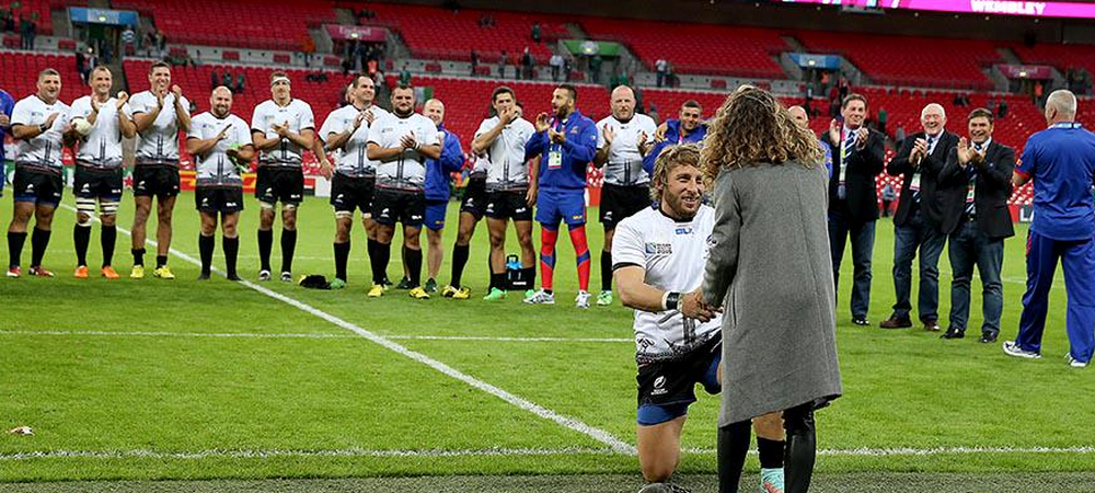 <span style="color:#f00;">Imaginile care fac astazi inconjurul lumii!</span> Rugbyst-ul Florin Surugiu si-a cerut iubita in casatorie intr-o seara istorica pe Wembley! <span style="color:#f00;">VIDEO</span>