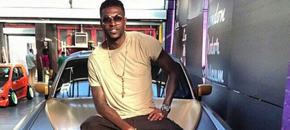 <span style="color:#f00;">E somer, dar primeste 140.000 de euro pe saptamana de la Tottenham! </span>Adebayor, viata de lux: si-a luat masina de 450.000 euro! 