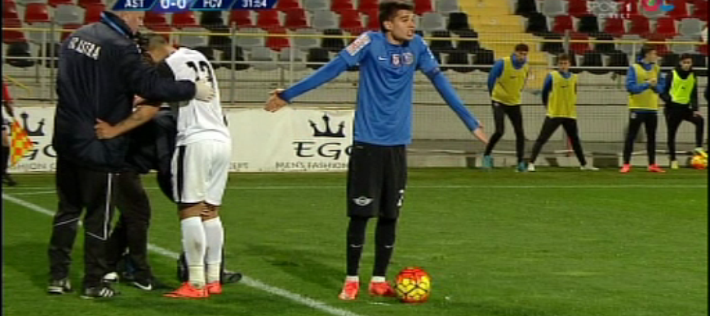 <span style="color:#f00;">CE COMEDIE!</span> Moment incredibil in Astra - Viitorul cand Ianis Hagi a incercat sa bata o lovitura libera. <span style="color:#f00;">Ce a patit. FOTO</span>