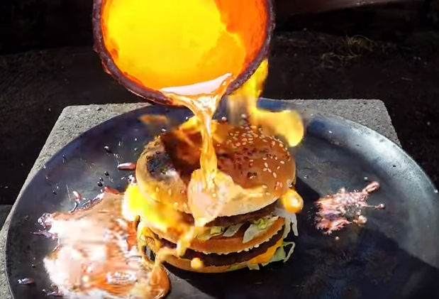 A topit cupru la 1.085 grade celsius si a turnat peste un hamburger, dar nu se astepta la asta! Ce s-a intamplat in momentul urmator: VIDEO 