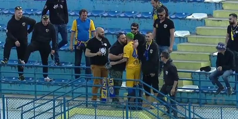 <span style="color:#f00;">Gest unic facut de Victoras Astafei la meciul Petrolului. </span>Echipa e cu un pas si jumatate in liga a doua, dupa 0-1 la Iasi, mijlocasul s-a dus sa discute cu fanii
