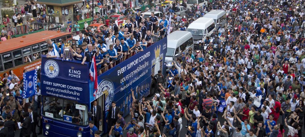 Imagini fabuloase: Leicester a scos pe strazile din Bangkok de patru ori mai multi oameni decat la ea "acasa". <span style="color:#f00;">UN MILION de thailandezi i-au aplaudat pe Ranieri & Co</span>