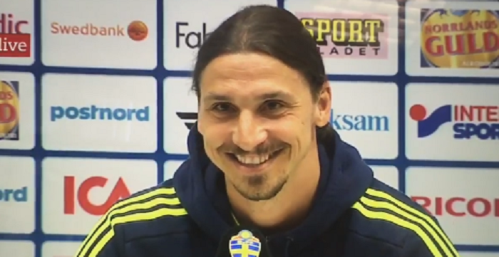 VIDEO: Reactia geniala a lui Zlatan Ibrahimovici atunci cand <span style="color:#f00;">a fost intrebat daca isi negociaza transferul la Manchester United</span>