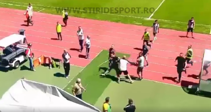 <span style="color:#f00;">VIDEO UPDATE: Suporterii Universitatii Cluj au intrat pe teren cu bate si i-au alergat pe jucatori. </span>L-au prins pe Cordos si au rupt tricoul de pe el