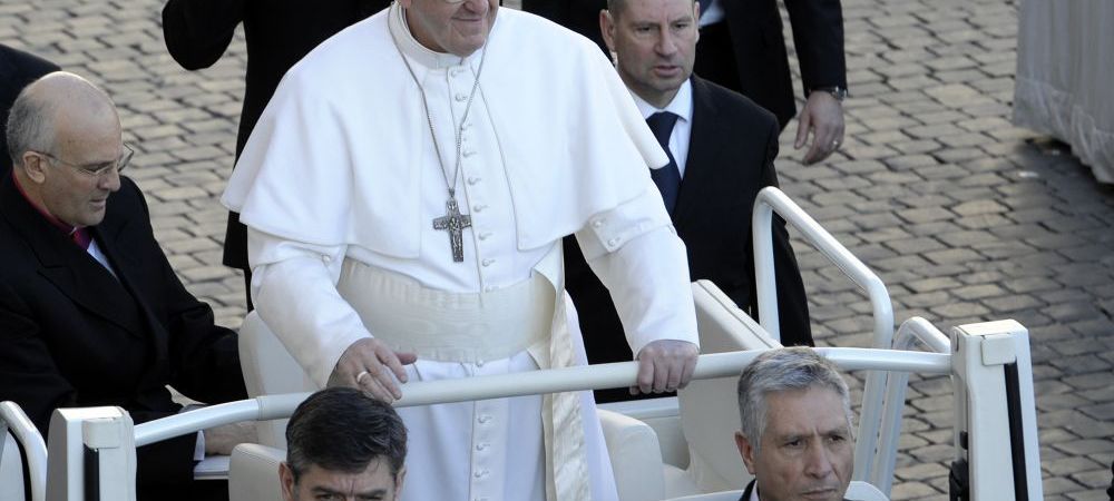<span style="color:#f00;">"Cine e cel mai bun fotbalist din istorie?"</span> Raspunsul dat de Papa Francisc la ultima vizita oficiala :)