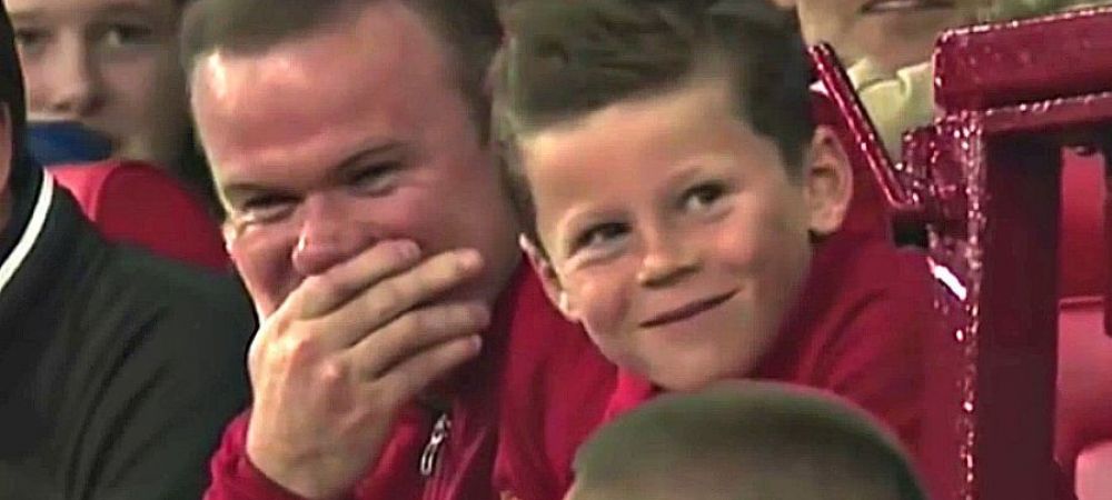 Rooney si fiul sau nu s-au mai putut abtine pe banca! <span style="color:#f00;">Un star de 30 de milioane de la United s-a facut de ras! </span>VIDEO