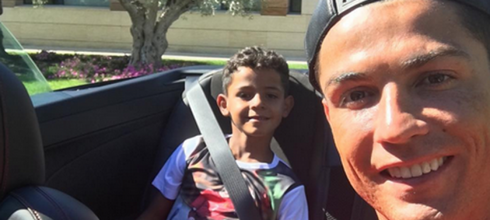 <span style="color:#f00;">Cristiano Ronaldo nu se mai satura de masini!</span> Si-a cumparat decapotabila de 1,2 milioane euro: "Mergem sa mancam inghetata cu ea"