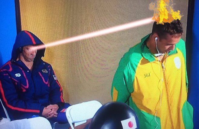 GENIAL! Fata lui Phelps a devenit virala :)) <span style="color:#f00;">Toate glumele de pe Internet dupa ce americanul s-a uitat urat la un adversar</span>