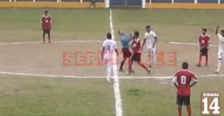 <span style="color:#f00;">Un jucator poate fi EXCLUS din fotbal dupa un moment socant! </span>Cap in gura dat arbitrului la o faza banala! <span style="color:#f00;">Cum arata oficialul</span>