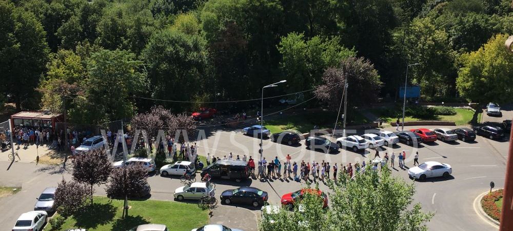 <span style="color:#f00;">FOTO SENZATIONAL! Fanii Stelei au luat cu asalt casele de bilete inainte sa se deschida! </span>5.500 de bilete la Steaua - Manchester City au fost puse in vanzare azi la National Arena!
