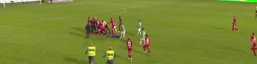 <span style="color:#f00;">Moment ORIBIL in Suedia! </span>Un huligan MASCAT a intrat pe teren si l-a atacat pe portar. Panica MAXIMA pe stadion