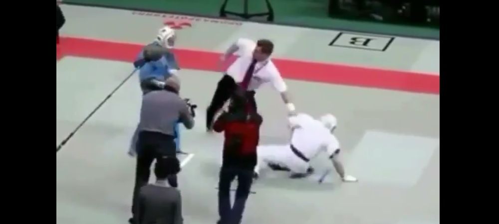 <span style="color:#f00;">"Bataie" incredibila intre 2 luptatori la un concurs!</span> Ce s-a intamplat cand arbitrul s-a bagat intre ei: <span style="color:#f00;">au fost facuti KO!</span>