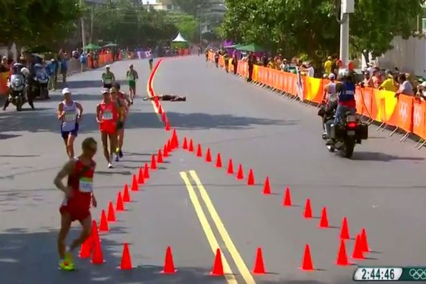 Momentul care a tinut TOATA Planeta cu sufletul la gura! <span style="color:#f00;">Un atlet s-a SCAPAT pe el, a lesinat, insa a continuat o cursa infernala. Imagini INCREDIBILE</span>