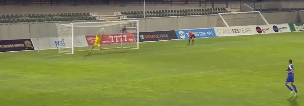 <span style="color:#f00;">Gol INCREDIBIL marcat de Keseru pentru Ludogoret!</span> A tras de la centrul terenului, reactia portarului e HALUCINANTA